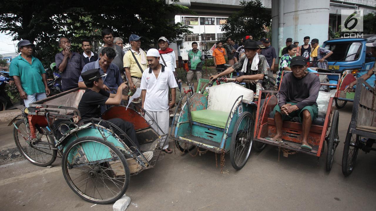 Pendataan Penarik Becak di Flyover Bandengan