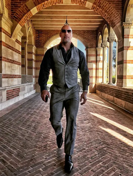 Lewat keterangan foto yang diunggahnya, aktor yang akrab disapa The Rock ini memberikan nama Tiana Gia Johnson untuk anak keduanya. (instagram/therock)