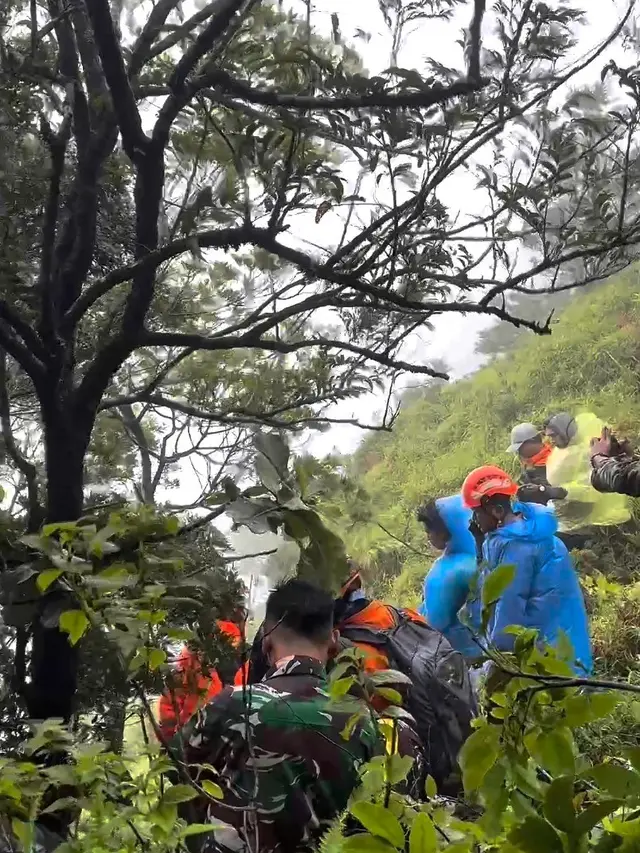 Perjuangan Tim SAR Gabungan Evakuasi Korban Pesawat ATR 42-500: Gelantungan di Helikopter hingga Tebing (foto: Istimewa)