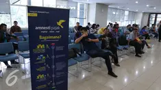 Sejumlah orang menunggu untuk mengikuti program tax amnesty di kantor pusat Direktorat Jenderal Pajak, Jakarta, Jumat (30/9). Hari terakhir ‎program tax amnesty banyak masyarakat memadati kantor pajak. (Liputan6.com/Angga Yuniar)
