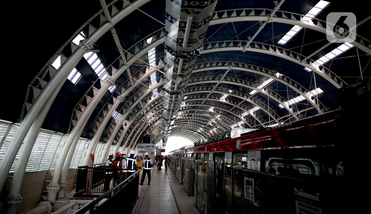 Suasan stasiun LRT TMII, Jakarta, Rabu (11/11/2020). Tes dilakukan mulai dari uji kelayakan hingga kebisingan. Ditargetkan LRT Jabodebek beroperasi pertengahan 2022. (Liputan6.com/Faizal Fanani)