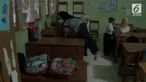 Memasuki awal tahun ajaran baru, tradisi berebut bangku masih terjadi, di Bogor, Jawa Barat. Mereka percaya rebutan kursi paling depan dipercaya akan mempengaruhi semangat belajar anak.