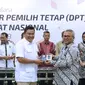 Ketua KPU RI, Arief Budiman (kanan) menyerahkan soft copy DPT tingkat nasional kepada perwakilan Partai Gerindra usai rapat pleno di Jakarta, Rabu (5/9). Sebelumnya, KPU menggelar rapat pleno rekapitulasi DPT nasional. (Liputan6.com/Helmi Fithriansyah)