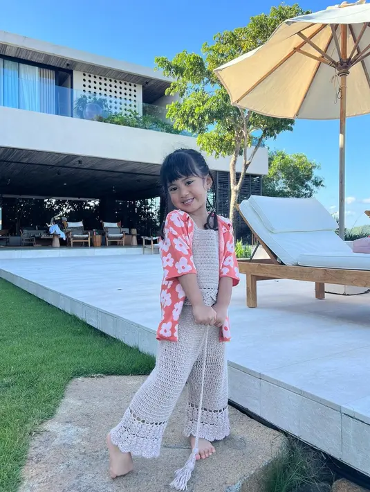 Berlibur ke Lombok, Chava menunjukkan pesonanya dalam balutan crochet overall dan outer bunga. Cocok untuk musim panas. [Foto: IG/rachelvennya].