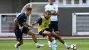 Striker AS Monaco, Kylian Mbappe, berusaha melewati Lucas Digne saat mengikuti pemusatan latihan bersama Timnas Prancis di Clairefontaine, Yvelines, Selasa (30/5/2017). (AFP/Franck Fife)