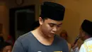 Billy benar-benar khusyu mendoakan kakaknya (Foto: Muhammad Akrom Sukarya)