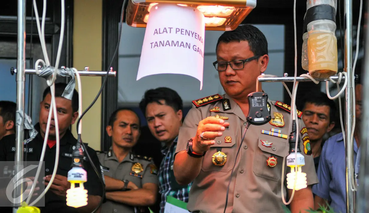 Kapolres Metro Jakarta Barat Kombes Ruddy Heriyanto saat melihat barang bukti alat penyemai tanaman ganja di halaman Polres Jakarta Barat, Rabu (27/4). Puluhan pot ganja diamankan di Apartemen di kawasan Pluit, Jakarta Utara. (Liputan6.com/Yoppy Renato)