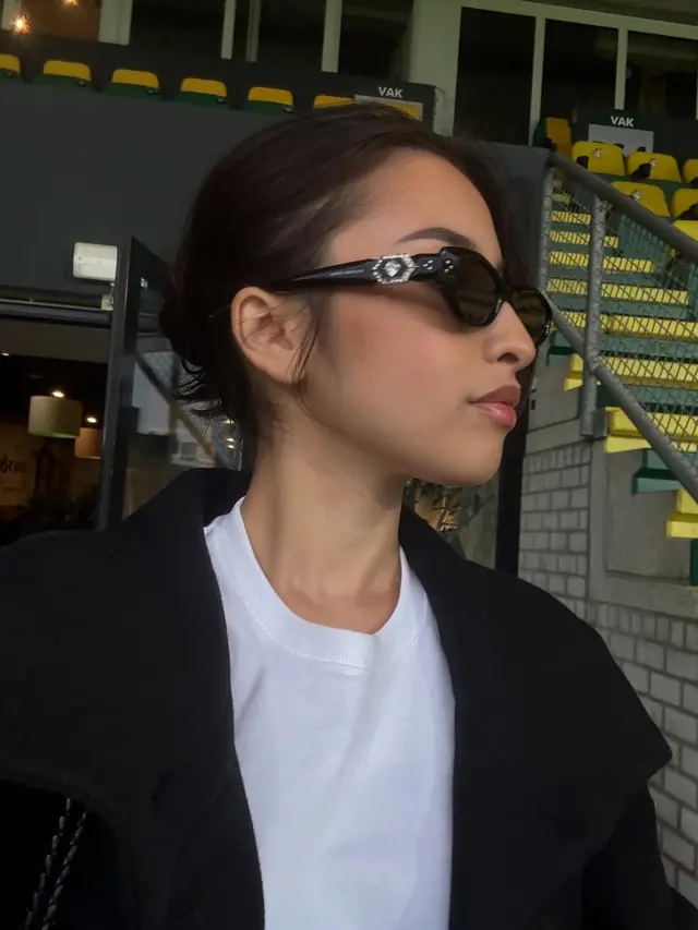 Gaya Slay Jennifer Coppen Support Justin Hubner Bertanding di Belanda dengan Kacamata Rp6 Jutaan