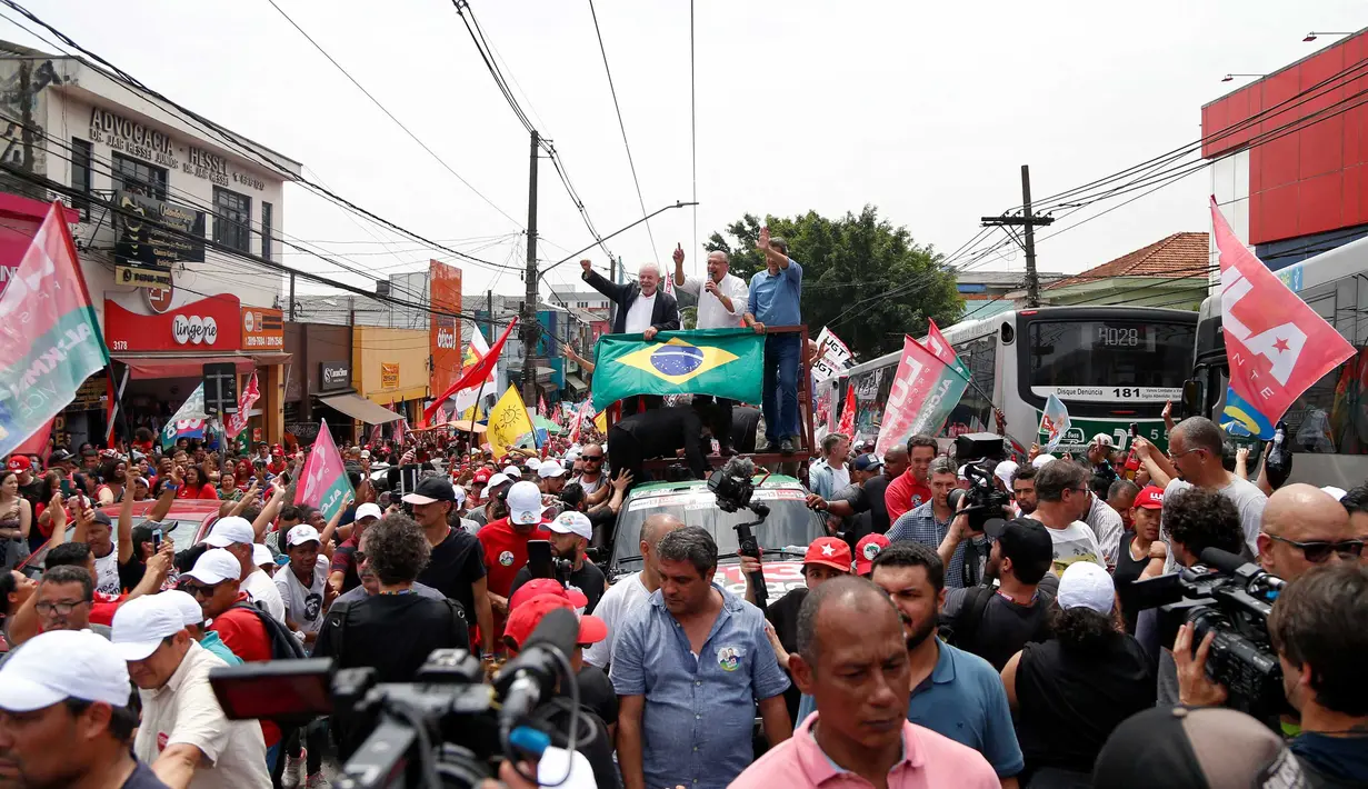 Mantan presiden Brasil (2003-2010) dan kandidat presiden dari Partai Buruh (PT) berhaluan kiri, Luiz Inacio Lula da Silva (kiri), kandidat wakil presiden Brasil Geraldo Alckmin (tengah) dan kandidat Gubernur Sao Paulo Fernando Haddad ambil bagian dalam sebuah kampanye di Sao Mateus, Negara Bagian Sao Paulo, Brasil, Senin (17/10/2022). Lula da Silva dan presiden Jair Bolsonaro akan menghadapi putaran kedua pemilihan presiden pada 30 Oktober, dengan ekspektasi persaingan ketat mendorong kedua belah pihak untuk mengintensifkan kampanye di putaran kedua. (Miguel SCHINCARIOL / AFP)