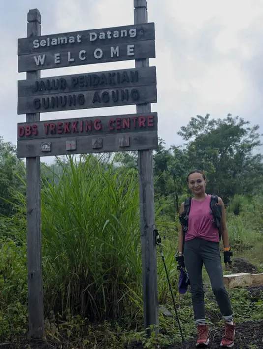 <p>Sebagai dokumentasi masa tuanya, pemeran dalam film Pernikahan Dini (1987) itu naik gunung juga membawa videografer untuk mendokumentasikan. Hal itu karena usianya yang sudah kepala lima dan dijadikan sebagai kenangan. [Youtube/Gladys Suwandhi]</p>