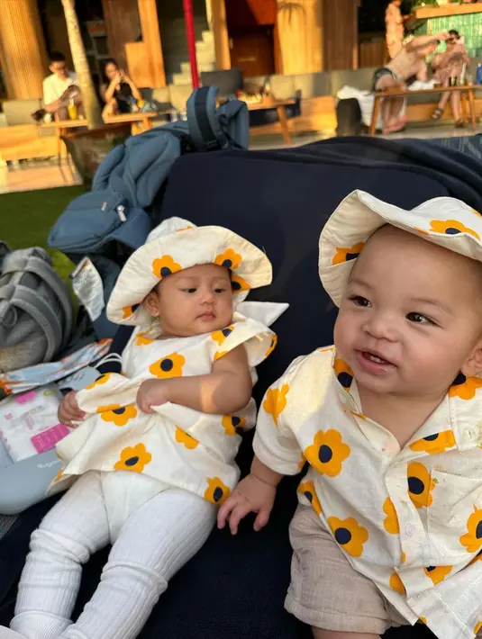 Begitu pula dengan buah hati mereka yang kompak banget pakai baju couple motif bunga-bunga hingga sukses membuat publik gemas dengan tampilan mereka. @nikitawillyofficial94.