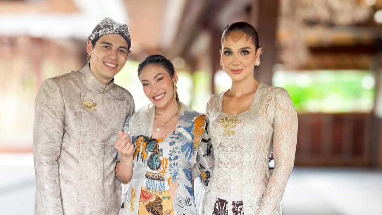 4 Potret Ayu Dewi Hadiri Sungkeman & Siraman Luna Maya, Penampilan Dinilai Lebih Heboh dari Calon Pengantin