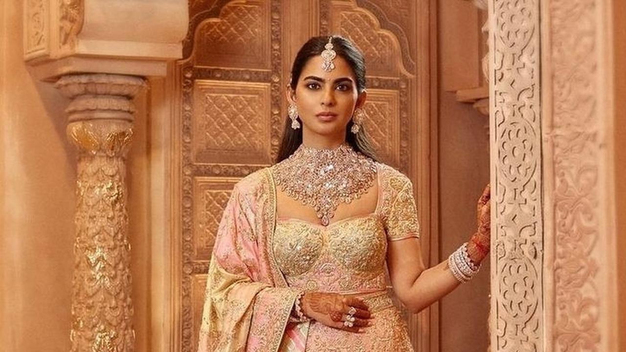 Gaya Isha Ambani Ketika Memakai Lehenga Berwarna Pink