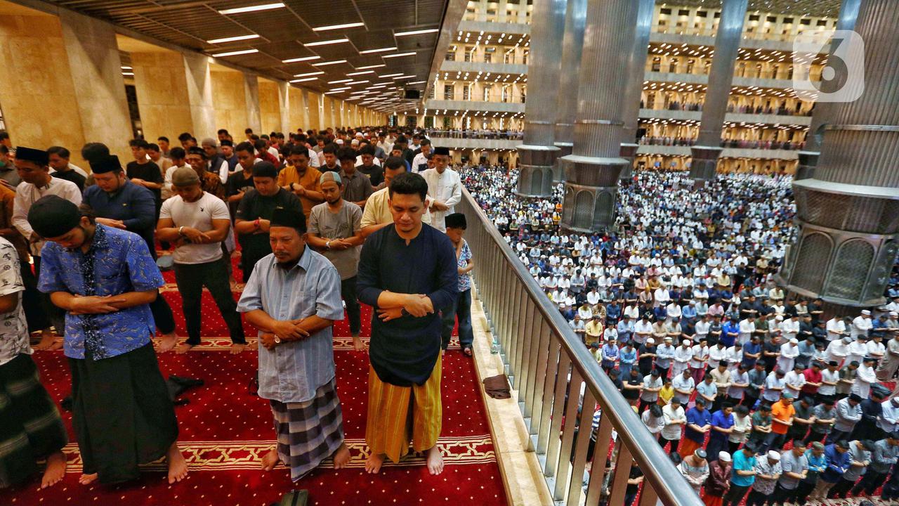 Antusiasme Umat Muslim Laksanakan Taraweh Pertama Ramadan 1445 Hijriah di Masjid Istiqlal Jakarta