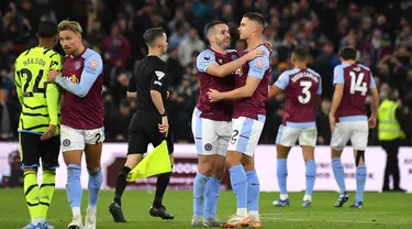 Para pemain Aston Villa merayakan kemenangannya atas Arsenal pada pertandingan sepak bola Liga Inggris di Villa Park, Birmingham, Inggris, Sabtu (9/12/2023). (AP Photo/Rui Vieira)