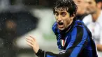 Selebrasi striker Inter Milan,'Diego Milito seusai mencetak gol lewat penalti ke gawang Fiorentina dalam lanjutan Serie A yang digelar di Giuseppe Meazza, 29 November 2009. Inter unggul 1-0. AFP PHOTO / GIUSEPPE CACACE 