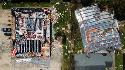 Foto drone memperlihatkan atap toko AutoZone yang hancur di sepanjang Nelson Road setelah terjangan Badai Laura yang melanda kota pesisir Lake Charles, Louisiana, AS, Kamis (27/8/2020). Laura merupakan badai tingkat empat yang masuk kategori monster. (Mark Mulligan/Houston Chronicle via AP)