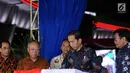 Presiden RI, Joko Widodo (kedua kanan) menandatangani prasasti saat meresmikan Simpang Susun Semanggi di Jakarta, Kamis (17/8). Peresmian di hadiri oleh sejumlah menteri kabinet kerja. (Liputan6.com/Helmi Fithriansyah)