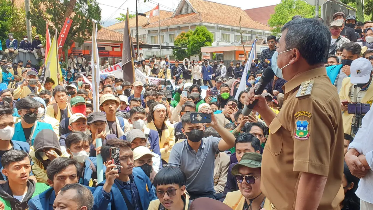 Bupati Garut Rudy Gunawan didampingi Wakil Ketua DPRD Enan menemui seluruh peserta aksi demo mahasiswa 11 April di depan pintu masuk gedung DPRD Garut.