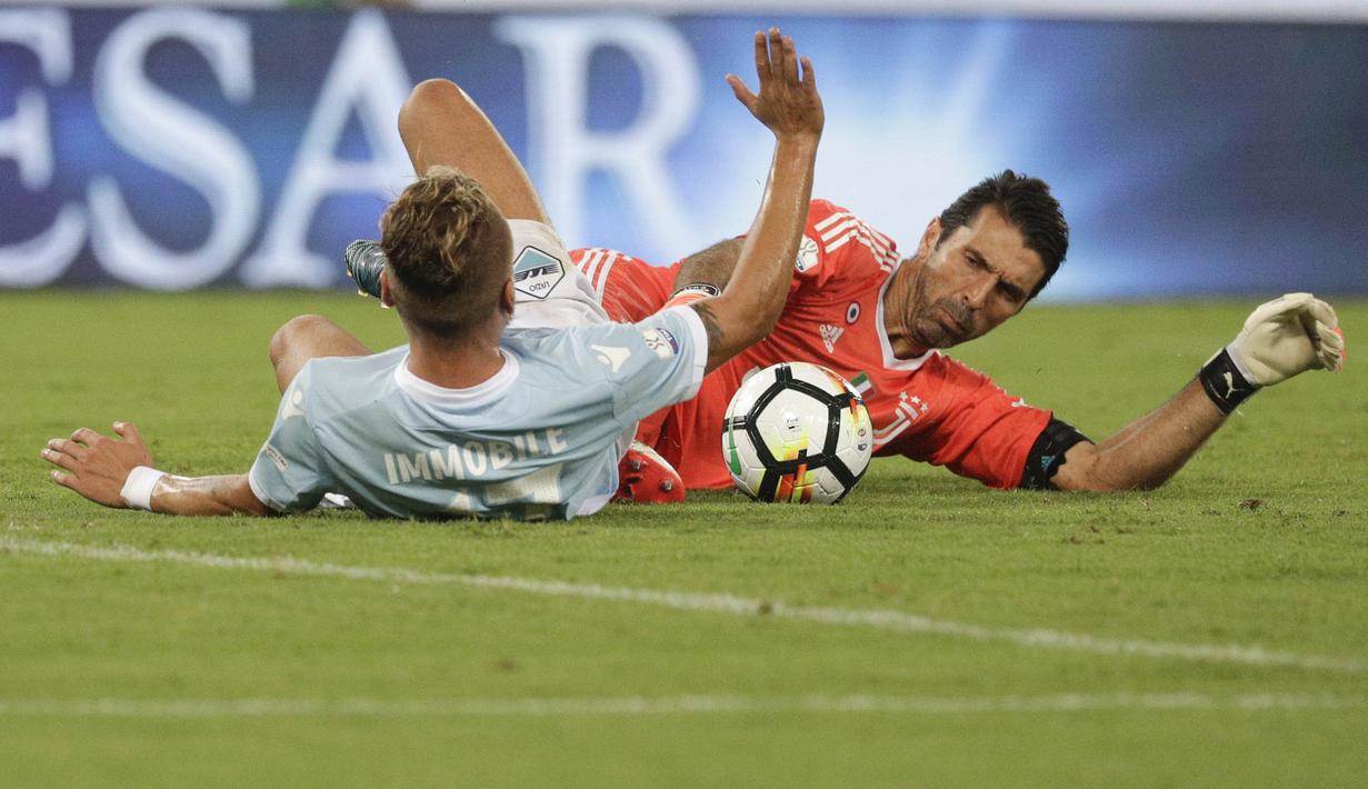 Keberhasilan ini juga membuat striker asal Italia itu sukses mengakhiri dominasi bintang Barcelona, Lionel Messi sebagai raja gol Eropa dalam tiga tahun terakhir. (AP/Gregorio Borgia)