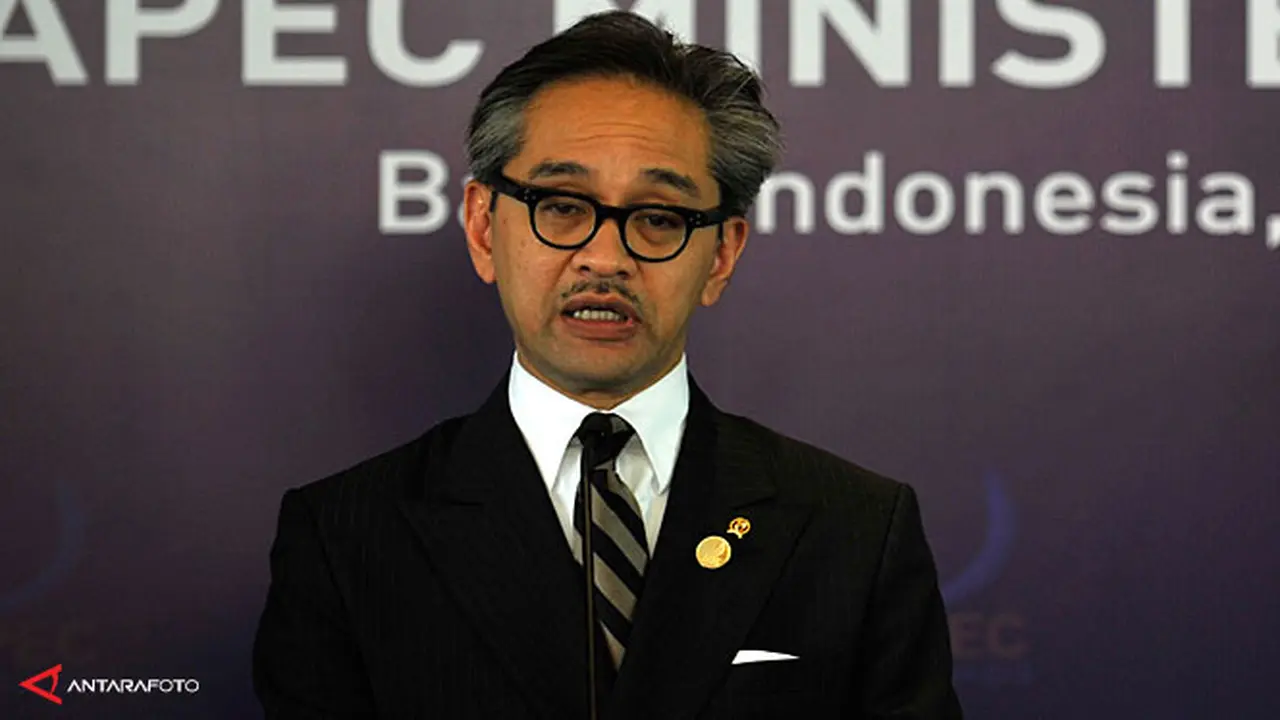 marty-natalegawa-131030b.jpg