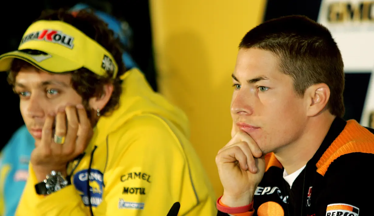 Nicky Hayden (kanan) dan Valentino Rossi mendengarkan pertanyaan dari media di Phillip Island, Australia, Kamis (14/9/2006) saat konferensi pers sebelum dimulainya Grand Prix Australia Australia. (AP / Rob Griffith)
