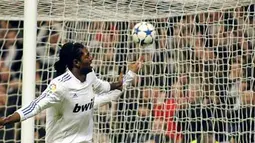 Keceriaan Emmanuel Adebayor setelah mencetak gol pertamanya bagi Real Madrid yang mengalahkan Sevilla 2-0 pada leg kedua semifinal Copa del Rey di Santiago Bernabeu, 2 Februari 2011. AFP PHOTO/PEDRO ARMESTRE