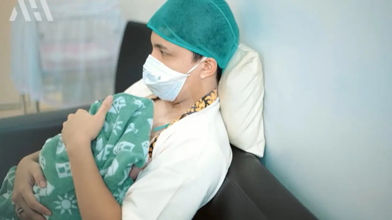 Resmi Jadi Ayah, Ini 6 Momen Atta Halilintar Gendong Sang Buah Hati
