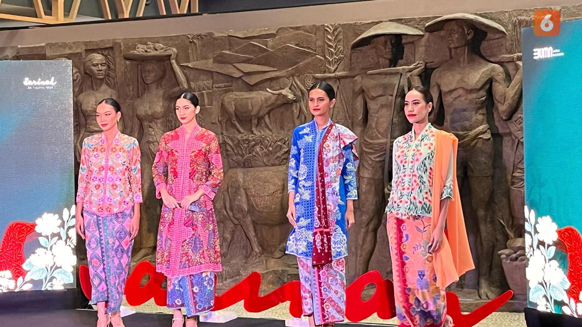 Lenggak-lenggok Kartini di Sarinah, Pamerkan Kebaya Penuh Keanggunan
