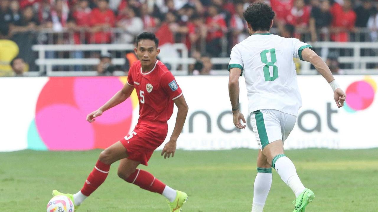 Pemain bertahan Timnas Indonesia, Rizky Ridho mencoba membangun serangan saat menghadapi Timnas Irak dalam pertandingan kelima Grup F Kualifikasi Piala Dunia 2026 Zona Asia, pada Kamis (6/6/2024). Bermain di Stadion Utama Gelora Bung Karno (SUGBK), Jakart