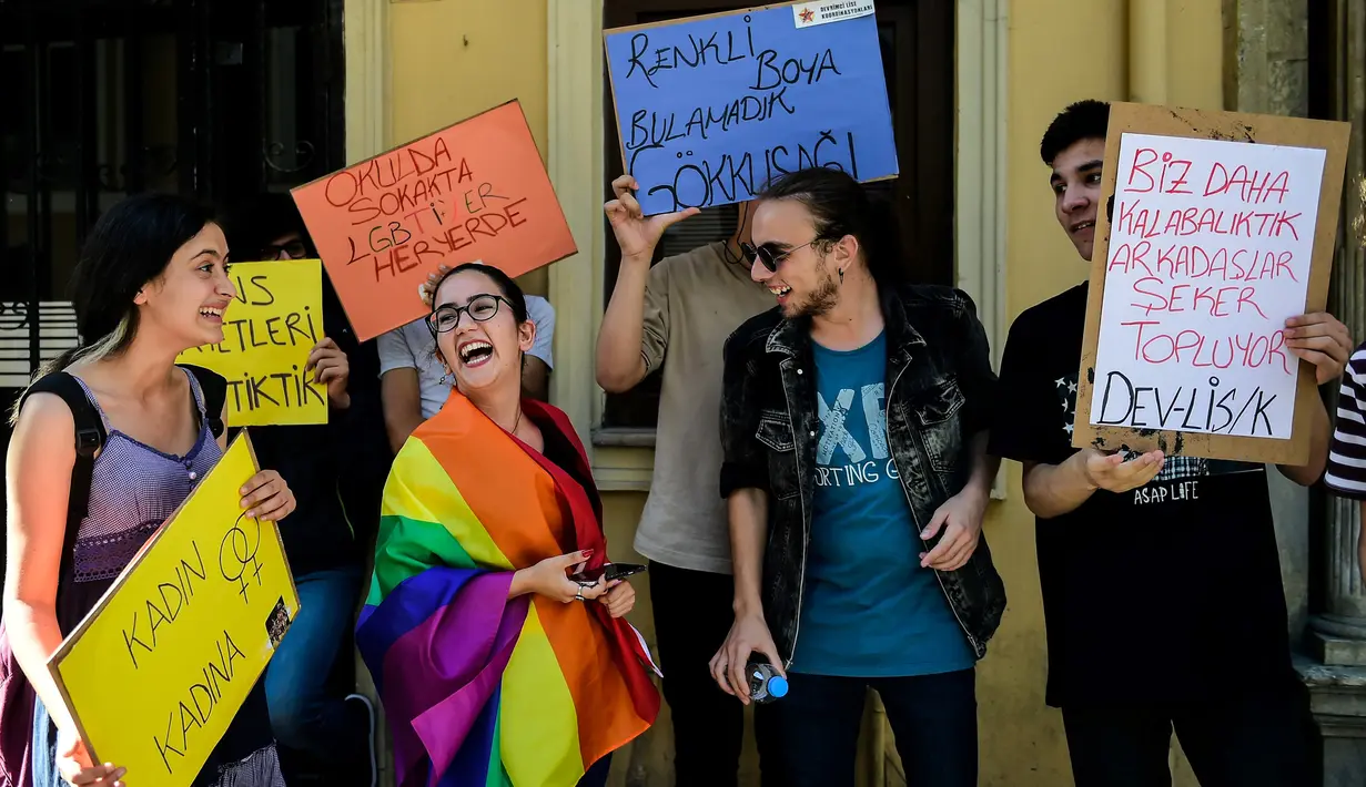 Aktivis LGBT berusaha bertahan untuk menggelar parade Gay Pride meski dilarang, di pusat kota Istanbul, Minggu (25/6). Gubernur Istanbul mengatakan acara tahunan ini dilarang, menyusul ancaman dari kelompok-kelompok ultranasionalis. (YASIN AKGUL/AFP)