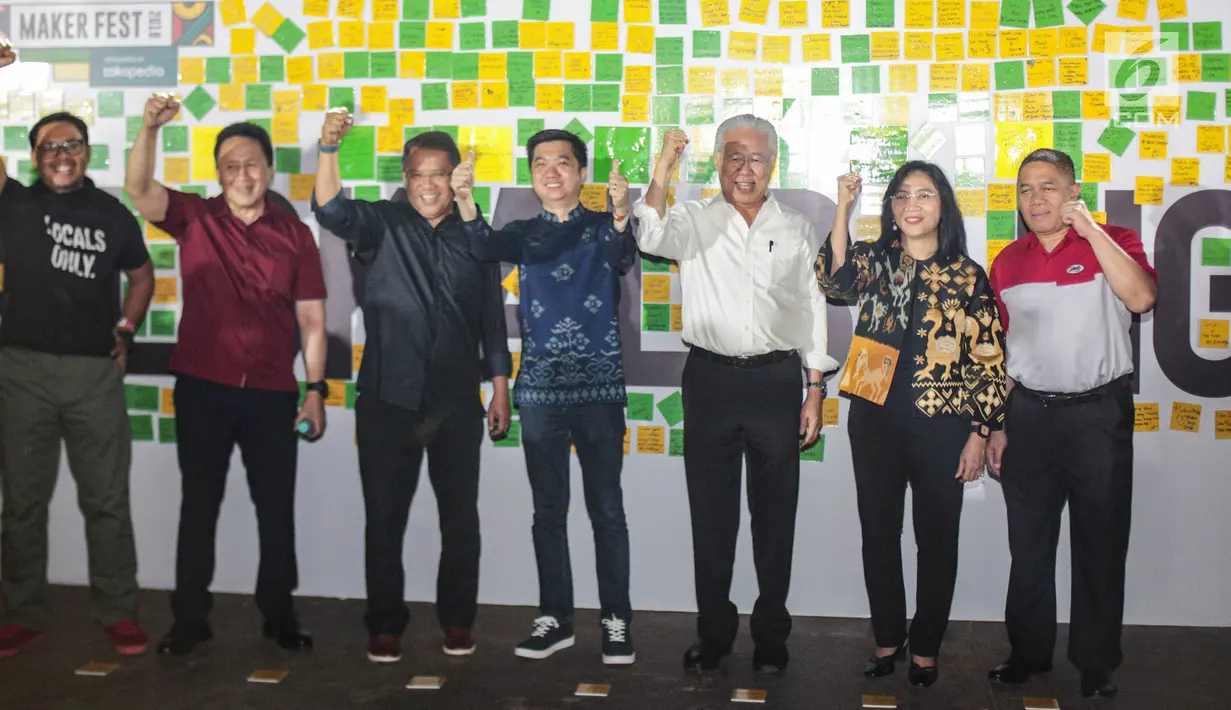 Kepala Bekraf, Triawan Munaf, Menkominfo Rudiantara, CEO Tokopedia William Tanuwijaya, Menteri Perdagangan Enggartiasto Lukito usai deklarasi Gerakan Bangga Kreasi Lokal  dalam acara MakerFest 2018 di Jakarta, Minggu (16/12). (Liputan6.com/Faizal Fanani)