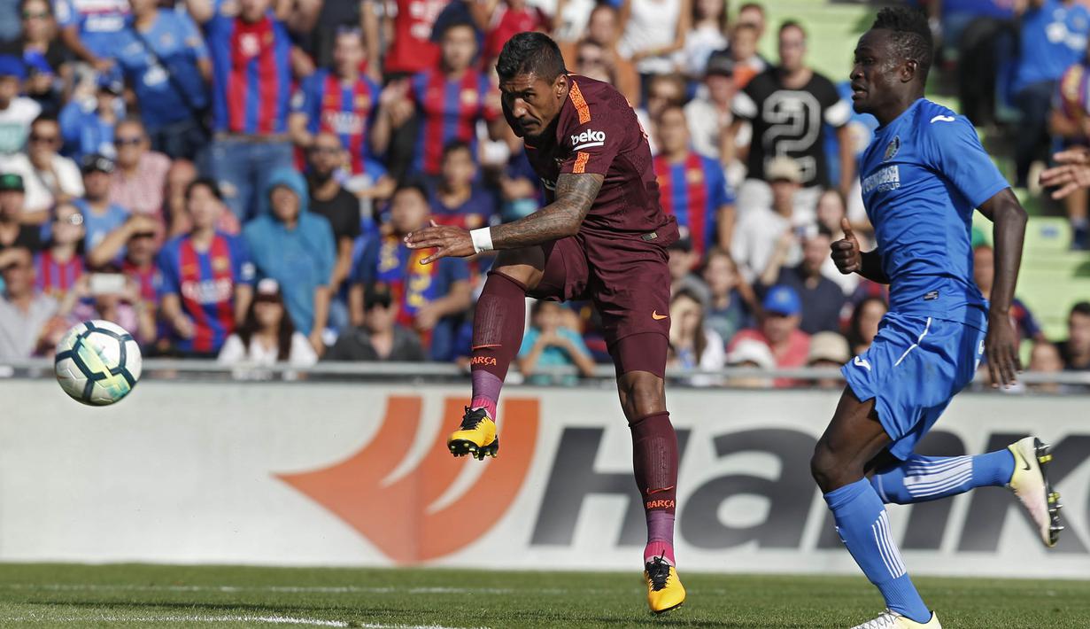 Gelandang Barcelona, Paulinho, melepaskan tendangan  ke gawang Getafe pada laga La Liga di Stadion Alfonso Perez, Sabtu (16/9/2017). Barcelona menang 2-1 atas Getafe. (AP/Francisco Seco)