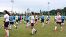 Para pemain Timnas sepakbola putri Indonesia proyeksi SEA Games 2021 Vietnam berkumpul melakukan pertandingan internal dalam rangka pembukaan pemusatan latihan (TC) di Lapangan D Kompleks Gelora Bung Karno, Senayan, Jakarta, Senin (8/3/2021). (AFP/Adek Berry)