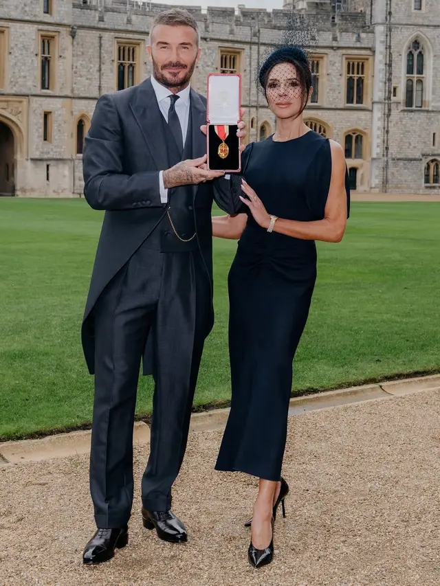 David Beckham Resmi Terima Gelar Kehormatan Ksatria dari Raja Charles III, Tampil Gagah dalam Busana Rancangan Sang Istri