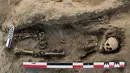 Gambar yang dirilis 27 Agustus 2019, tulang belulang anak-anak yang ditemukan arkeolog di Pampa La Cruz, Peru. Ditemukan 227 kerangka anak yang diduga menjadi korban ritual peradaban masa lampau tepatnya pada masa peradaban Chimu. (Programa Arqueologico Huanchaco/PROGRAMA ARQUEOLOGICO HUANCHACO/AFP)