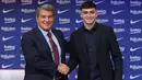 Barca dan Pedri sepakat memasang klausul rilis sebesar 1 miliar euro (Rp 16 Triliun), setara 4 kali harga Kylian Mbappe saat ini. Artinya, tidak ada klub yang bisa merebut Pedri tanpa negosiasi langsung dengan Barca. (AFP/Lluis Gene)