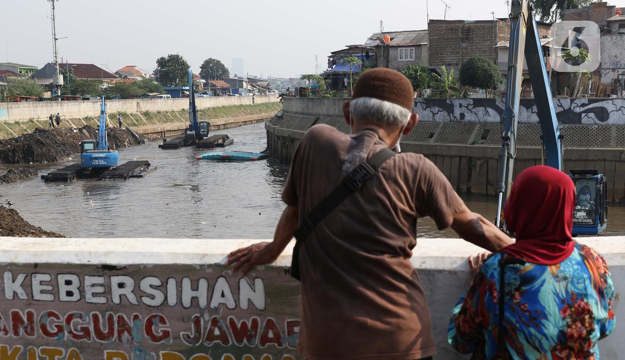 Foto Cegah Sedimentasi Endapan Di Sungai Ciliwung Dikeruk News Liputan6 Com