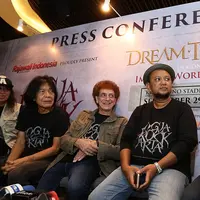 Sedangkan bagi gitaris band God Bless, Ian Antono, menjadi band pembuka di JogjaRockarta Rock Festival akan menjadi momen langka baginya. Apalagi, ia mengaku salah satu saksi Dream Theater berkelana di Indonesia tempo dulu. (Bambang E. Ros/Bintang.com)