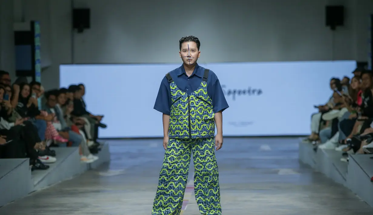 Rangga Moela tampil fun and playful dalam balutan koleksi “NALA” by Tities Sapoetra. Koleksinya menggunakan 70% bahan organik berupa canvas organic dan cotton organic yang telah didaur ulang sebagai upaya untuk mendukung sustainable fashion.