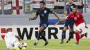 Pemain Inggris, Dele Alli (tengah) mengejar bola saat berhadapan dengan kiper Malta, Andrew Hogg pada laga grup F kualifikasi Piala Dunia 2018 di  Ta Qali stadium, Valletta, Malta, (1/9/2017). Inggris menang 4-0. (AP/Rene Rossignaud)