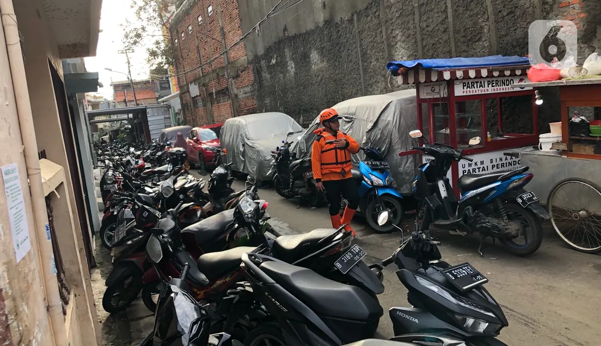 Sejumlah sepeda motor terparkir di sekitar Jalan Kebon Pala II, Jakarta, Selasa (25/2/2020). Banjir yang merendam kawasan tersebut menyebabkan warga mengungsikan kendaraannya ke tempat yang lebih tinggi. (Liputan6.com/Immanuel Antonius)