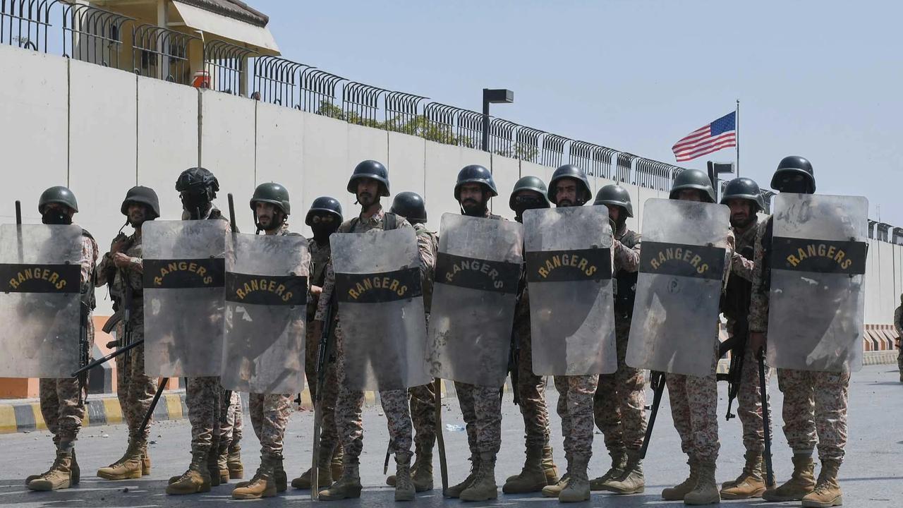 FOTO: Sembilan Tewas dalam Bentrokan Protes Pembunuhan Khamenei di Karachi