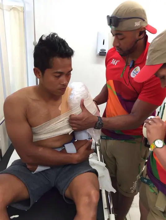 Tim medis melakukan perawatan pada tangan atlet Toni Syarifudin di Olimpiade Rio 2016, Brasil, (18/8). Atlet 25 tahun ini mengalami patah tulang bahu sebelah kiri dan tidak dapat melanjutkan lomba. (Foto/Carlos Pardede)