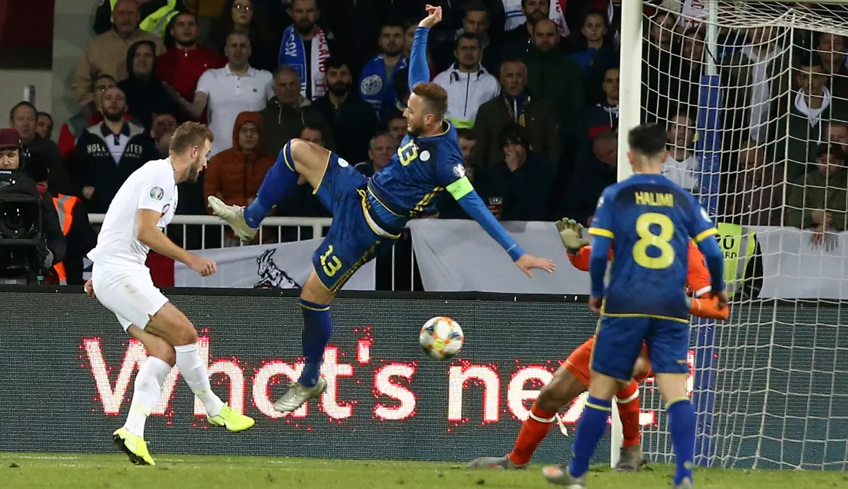 Striker Timnas Inggris Harry Kane berhasil mencetak gol ke gawang Timnas Kosovo pada laga Grup A kualifikasi Piala Eropa 2020 di Fadil Vokrri Stadium, Minggu (17/11/2019).  Timnas Inggris mampu meraih kemenangan telak 4-0 atas timnas Kosovo. (AP/Boris Grdanoski)