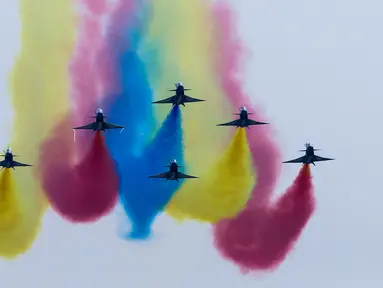 Jet tempur Tiongkok melakukan atraksi udara dalam acara Zhuhai Air Show, di Provinsi Guangdong, Tiongkok, Selasa (1/11). Tiongkok memamerkan sejumlah jet tempur miliknya ke hadapan publik. (REUTERS/ China Daily)