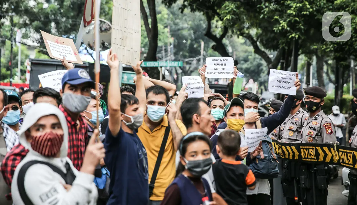 Para pencari suaka melakukan aksi unjuk rasa di depan kantor UNHCR, Jakarta, Selasa (18/8/2020). Dalam aksinya mereka meminta pertanggung jawaban dari UNHCR karena hingga saat ini banyak para pencari suaka tidak mendapatkan kejelasan akan nasibnya di Indonesia. (Liputan6.com/Faizal Fanani)
