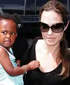 Di tengah proses cerainya bersama Brad Pitt, Angelina Jolie mendapat permintaan yang memilukan hati. Ibu kandung Zahara, anak yang diadopsinya di Eutopia mengajukan permohonan untuk bertemu dengan anaknya itu. (doc.dailymail.com)