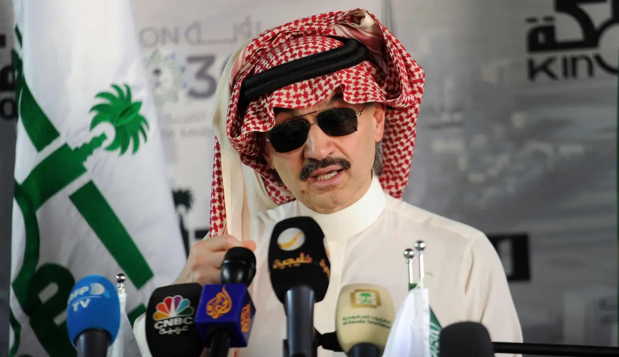 Pangeran Saudi Alwaleed bin Talal saat konferensi pers di Jeddah pada 11 Mei 2017. Alwaleed dilaporkan ditangkap oleh Komisi Anti Korupsi Arab Saudi terkait dugaan korupsi. (AFP Photo/Amer Hilabi)