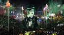 Kendaraan hias membawa patung raksasa Charlie Chaplin saat diarak pada parade karnaval Nice ke-135 di Nice, Prancis (16/2). (Valery Hache/AFP)